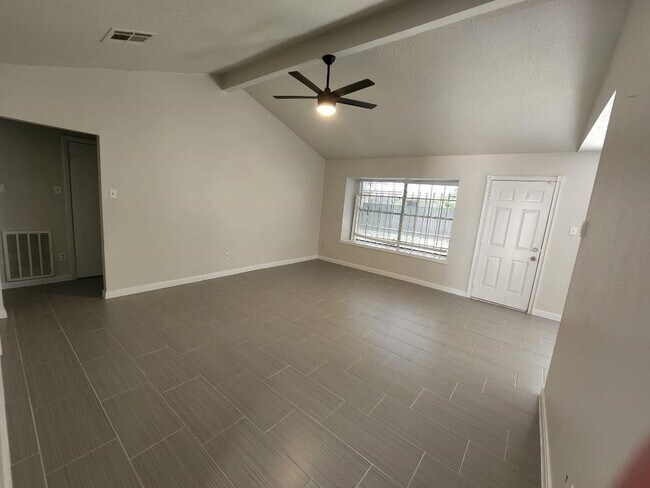 Building Photo - 4865 Beechaven St