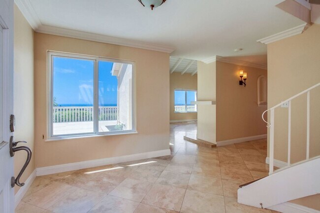 Building Photo - Fantastic ocean views in this spectacular ...