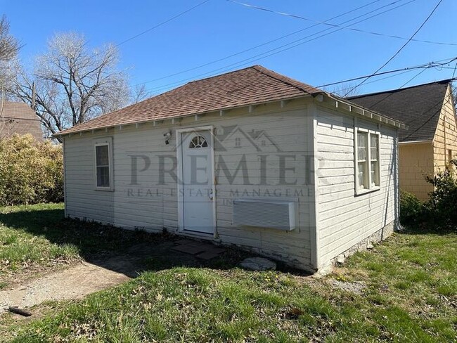 Building Photo - Studio HOUSE No Shared walls -1611 S Northern Blvd #B Independence - - Rent $750