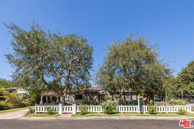 Foto del edificio - 4645 Greenbush Ave