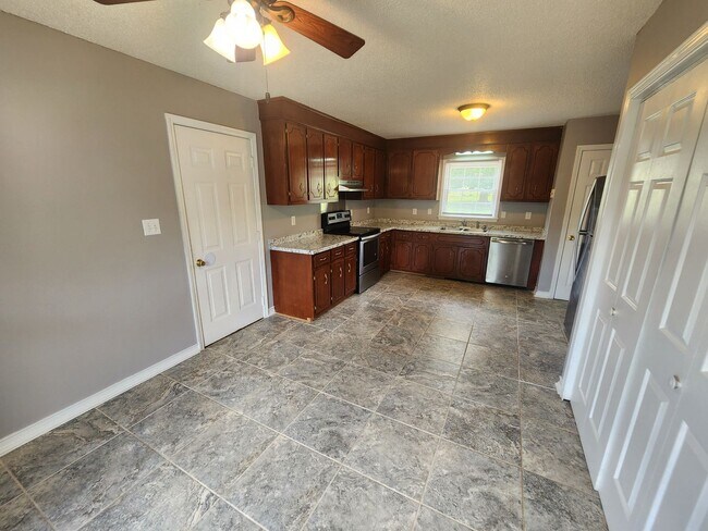 Building Photo - 1515 Robertson Ct
