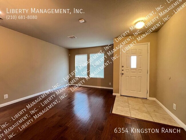 Foto del edificio - AVAILABLE NOW,  This Home Features a Maste...