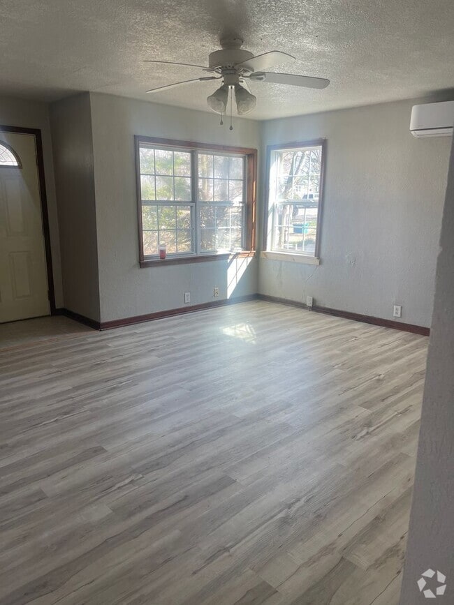Building Photo - 1011 S Rinker Ave