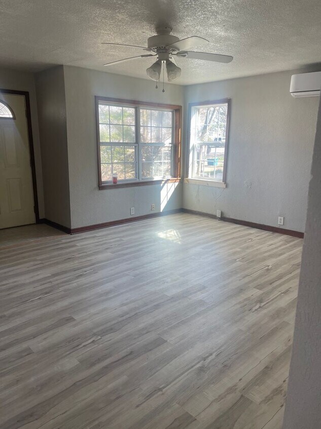 Foto principal - Charming 2 Bed 1 Bath Home : Aurora MO