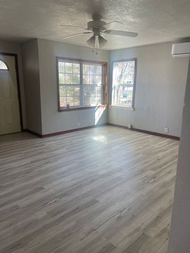 Primary Photo - Charming 2 Bed 1 Bath Home : Aurora MO
