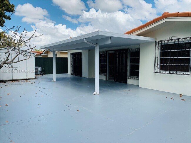 Building Photo - 4122 SW 69th Ave
