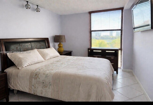 Foto del edificio - 3675 N Country Club Dr