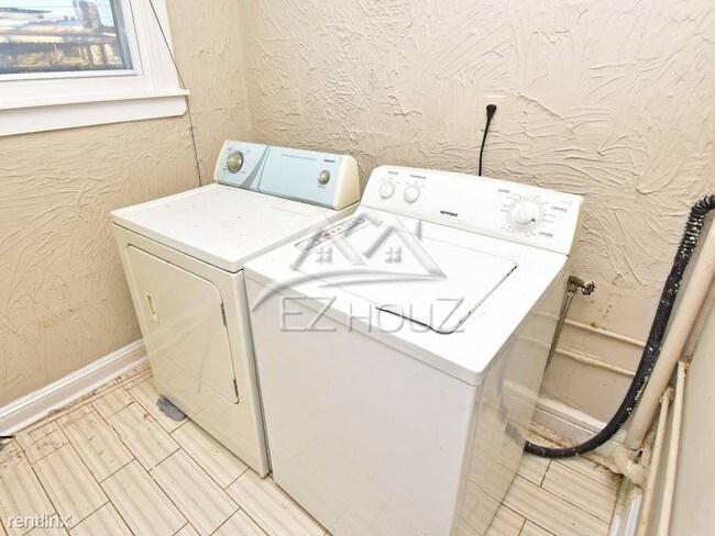 Building Photo - 3 br, 1 bath Apartment - 3318 Ravenwood Ave.