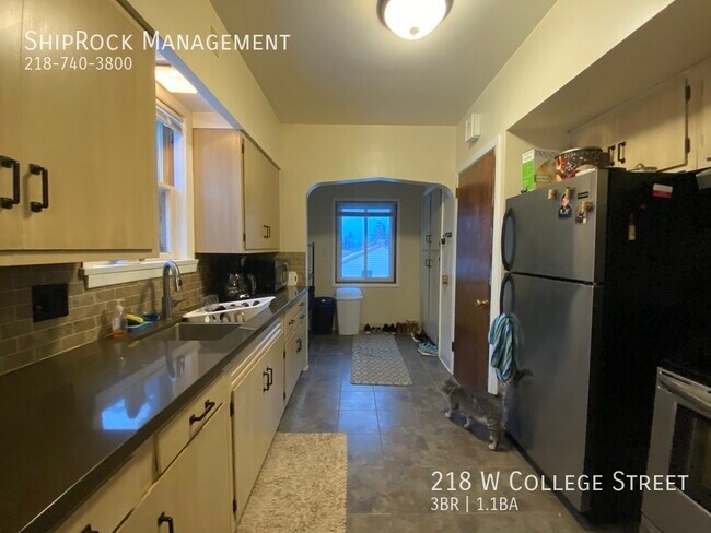 Foto del edificio - 218 W College St