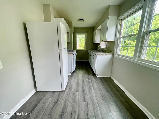 Building Photo - 1272 Weller Ave