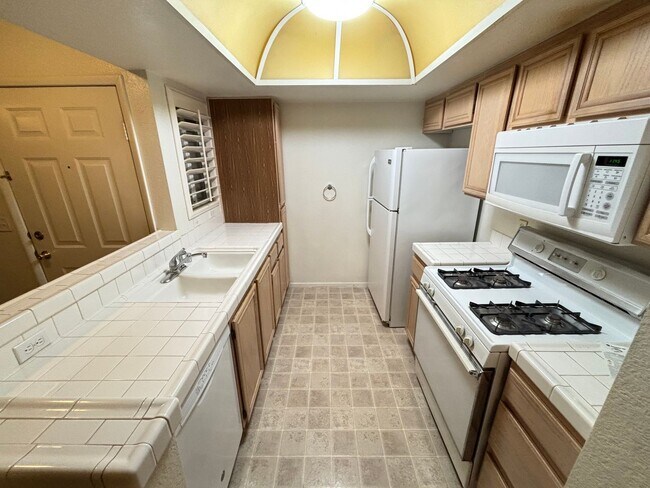 Foto del edificio - Spacious 1BED/1BATH 2nd floor Condo in La Posada at Summerlin.