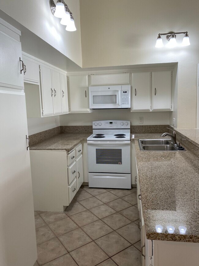 Foto del edificio - 1247 N June St