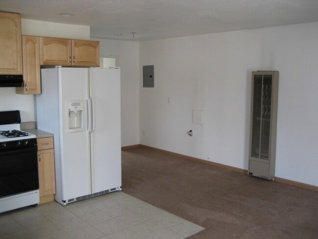 Building Photo - 26641 Eldridge Ave