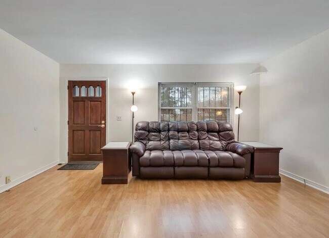 Building Photo - Large 4 Bedroom House