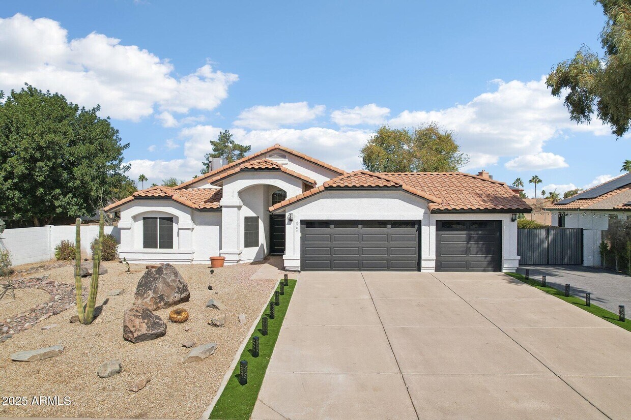 Foto principal - 5704 E Estrid Ave