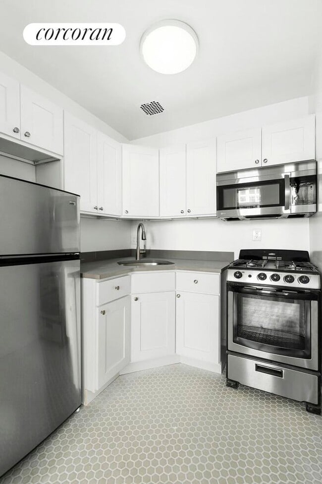 Building Photo - 320 W 22nd St