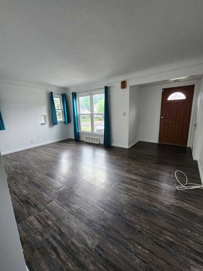 Building Photo - 3 Bedroom Home For Rent in Fairview Park w...