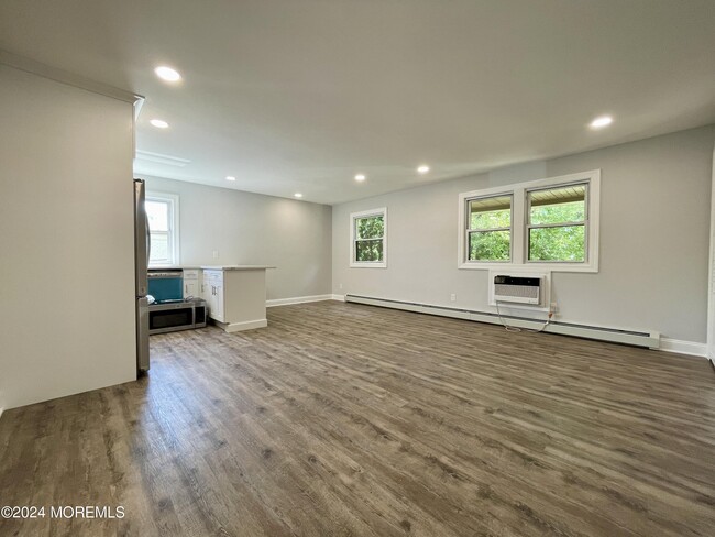 Building Photo - 500 Cliffwood Ave W
