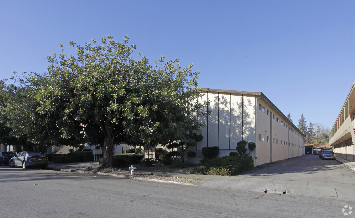 Primary Photo - Courtyard Apartments