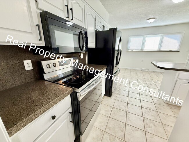 Building Photo - 3 bed 2.5 bath Private Oasis