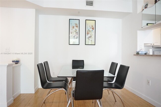 Foto del edificio - 17100 N Bay Rd