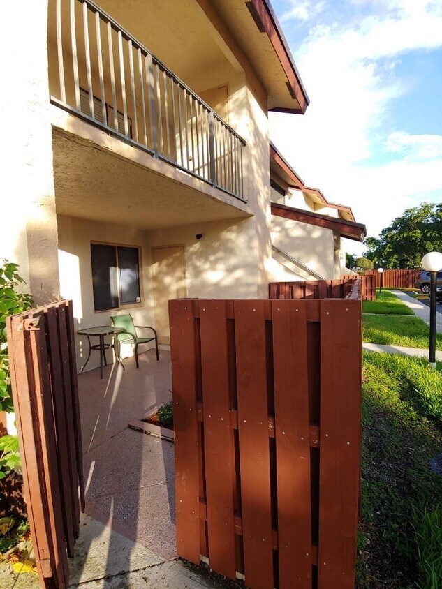 7951 Southgate Blvd, North Lauderdale, FL 33068 Condo for Rent in