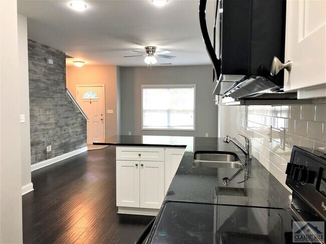 Building Photo - 1270 Binghampton Cir