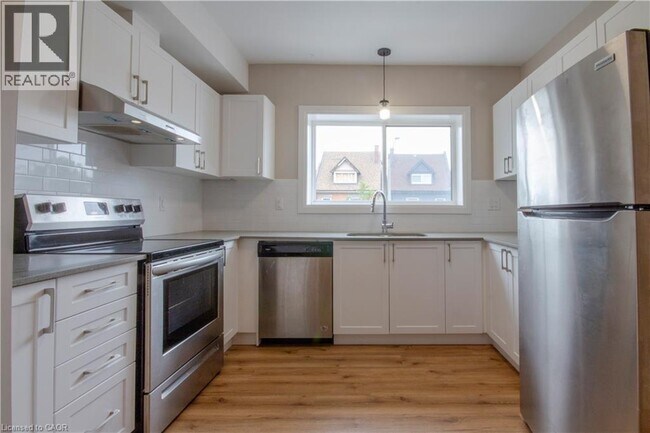 Building Photo - 540 King St E