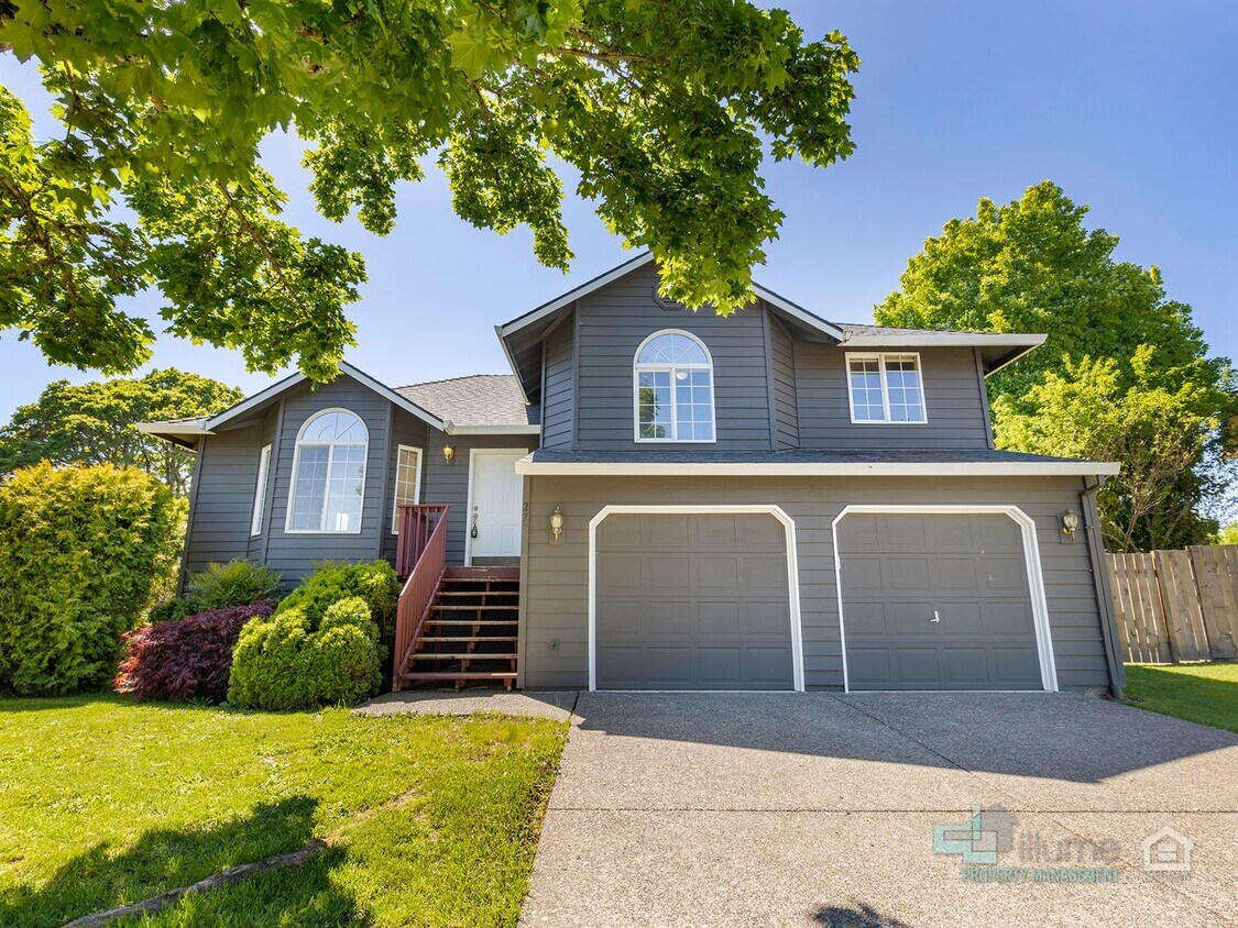 Foto principal - Stunning 3 bedroom 2.5 bathroom Home