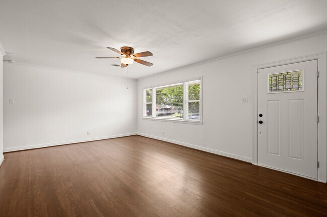 Foto del edificio - 5805 Bull Creek Rd