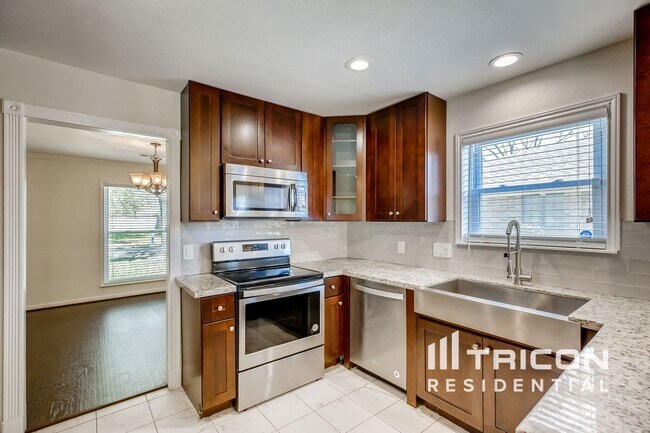Foto del edificio - 8127 Twin Hills Dr