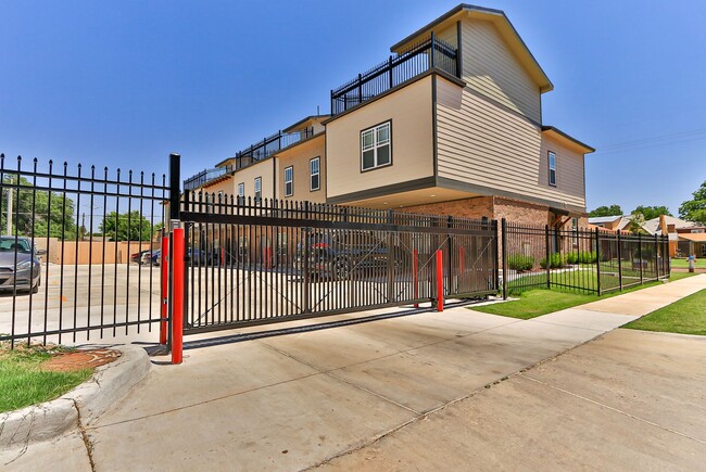 Foto del edificio - 2 Story Townhome With Top Level Deck!