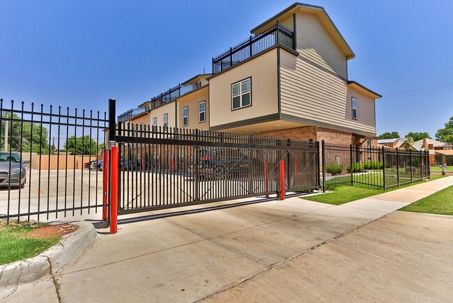 Building Photo - MOVE IN SPECIAL!! Modern 3-Bed, 3-Bath Tow...