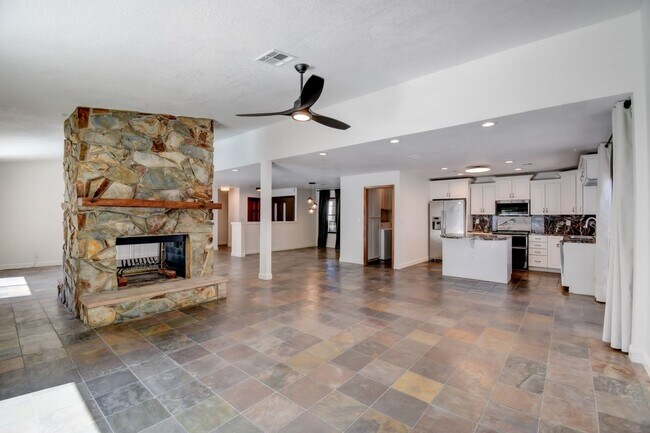 Foto del edificio - Must See 3-bedroom home! Solar! Pool!