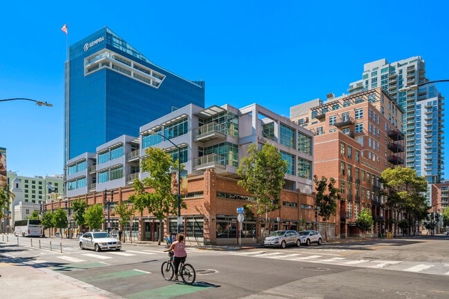 Building Photo - Modern East Village Loft at M2i, Small Pet OK! Available Now!