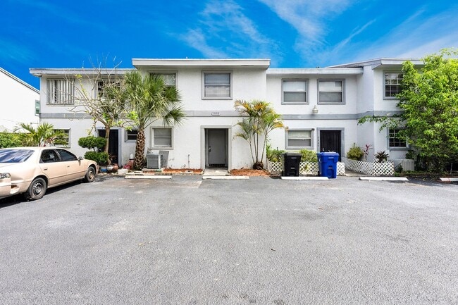 Building Photo - 3/2 AND A HALF TOWNHOME AVAILABLE FOR IMME...