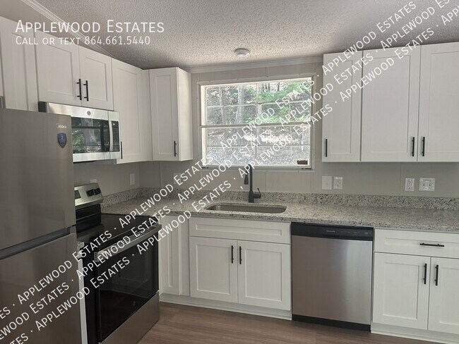 Foto del edificio - 115 Larch Cir