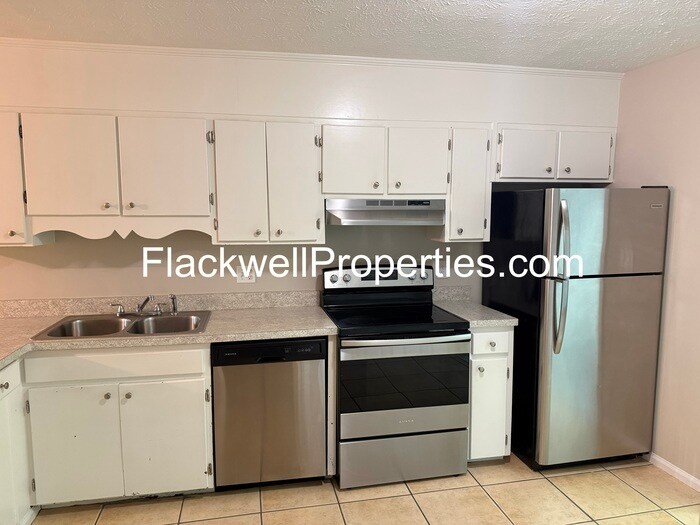 Foto del edificio - Clean and well maintained Townhome convenient to everything.