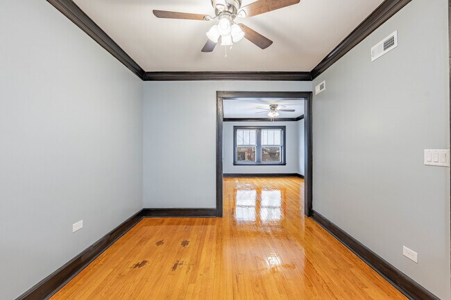 Foto del edificio - 3021 W 58th St