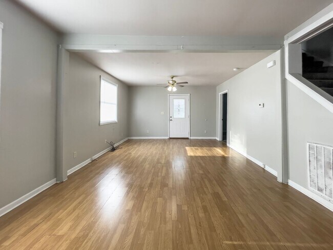 Foto del edificio - PRELEASING for AUGUST! Close to Campus