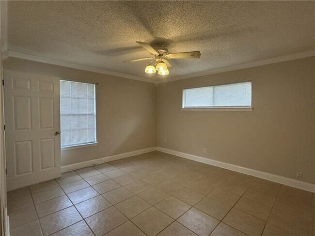 Foto del edificio - Three Bedroom, Two Bath
