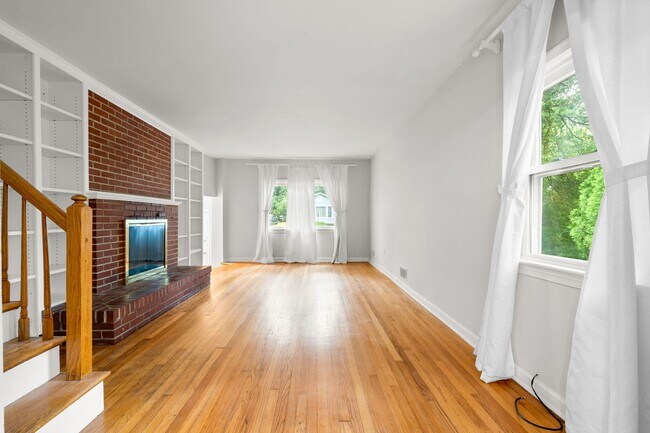 Building Photo - 3 Bed 2 Bath - Takoma Park Split Level - 1...