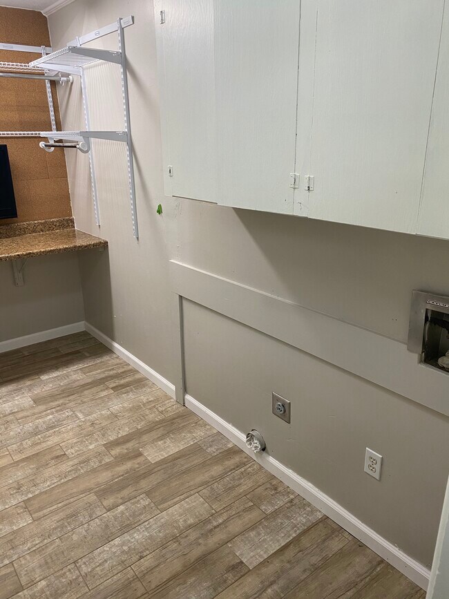 Foto del edificio - 4010 Honeysuckle Ln