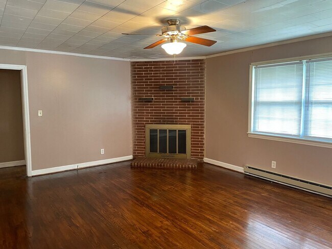 Building Photo - 3 bdrm 1 ba brick home Near Teachey School