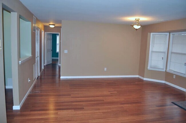 Foto del edificio - 302 Trinity Ct