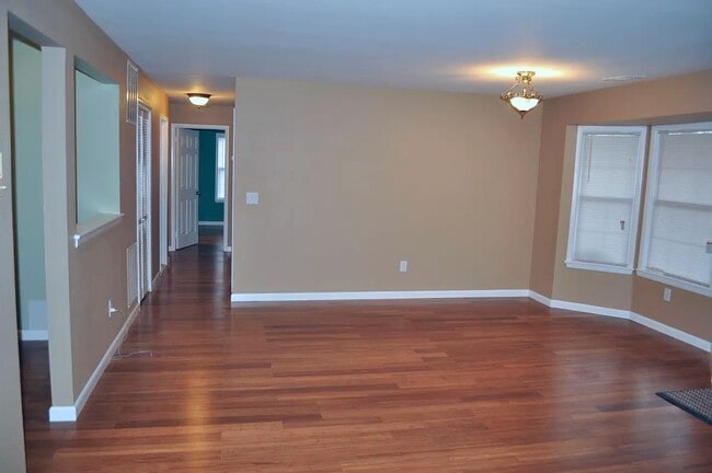 Building Photo - 302 Trinity Ct