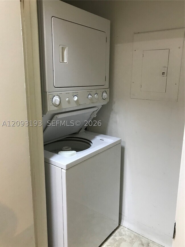 Building Photo - 9999 Summerbreeze Dr