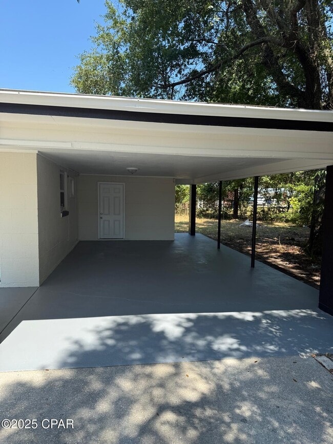 Building Photo - 1305 Flower Dr