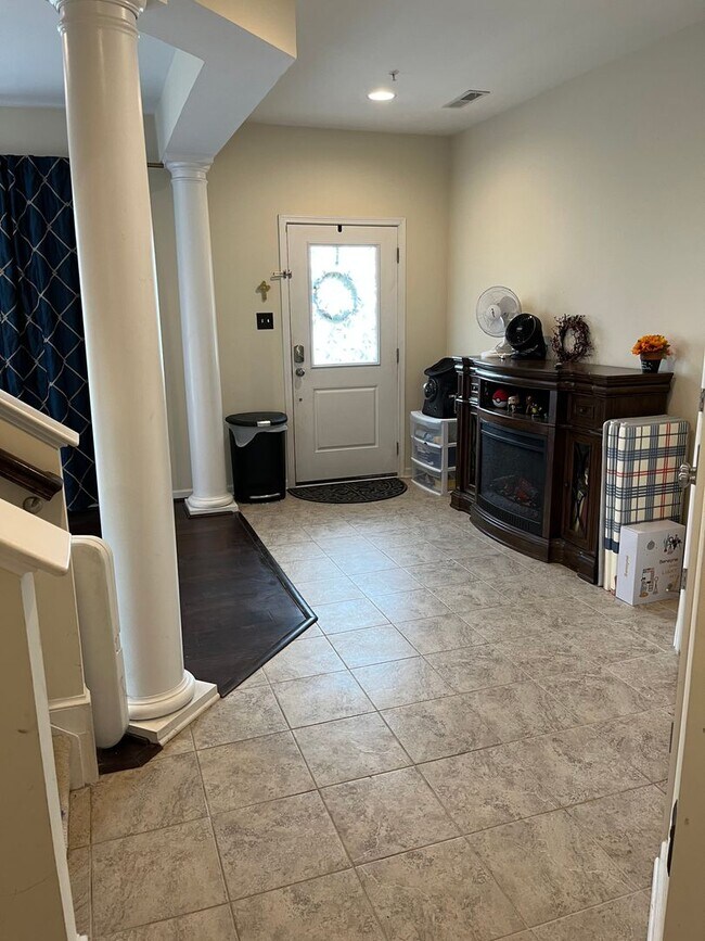 Building Photo - Beautiful 3 Bedroom Townhouse in Severn!