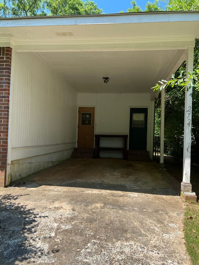 Building Photo - Cute 3 bedroom Brick Ranch Near Downtown a...